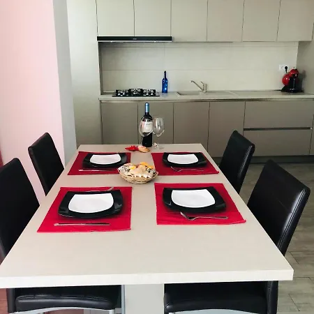 Lake View Apartment *